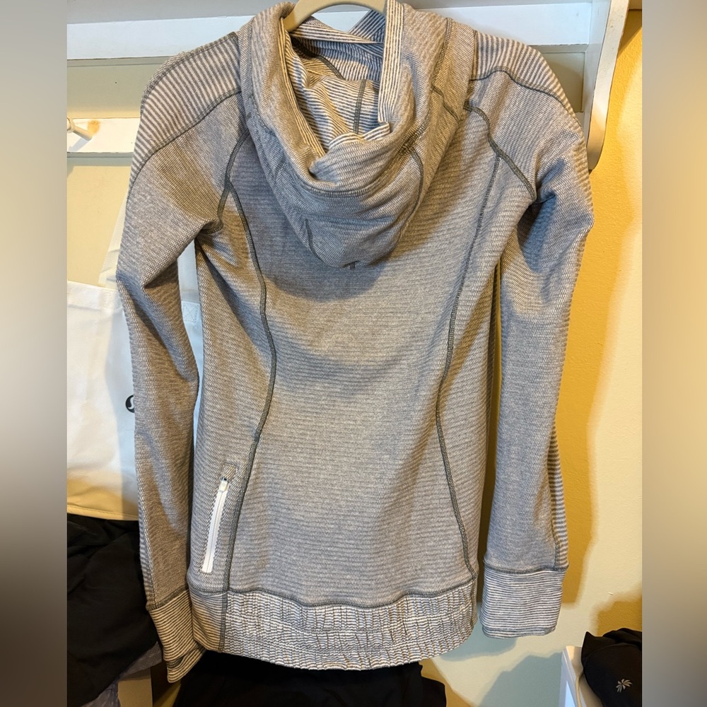 Lululemon Think Fast Grey White Hoodie Size 8 Pocket Pullover💎EUC! Rare